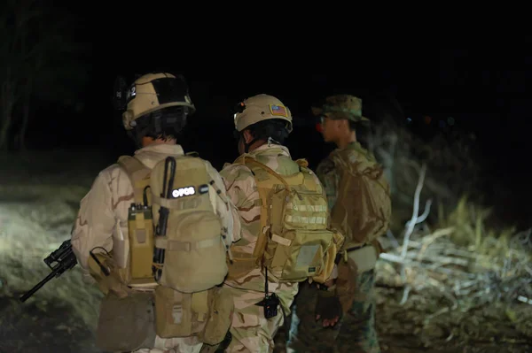 Csapat Amerikai Hadsereg Tengerészgyalogság Katona Katonai Háború Éjszakai Misszió Fegyver — Stock Fotó