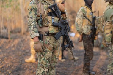 Amerikan Deniz Kuvvetleri Deniz Piyade Birliği, silahlı askeri savaş başlattı ve savaşta Kobra Gold tatbikatı sırasında Tayland 'da düşmana saldırmaya hazırlanıyor. Savaş gücü..