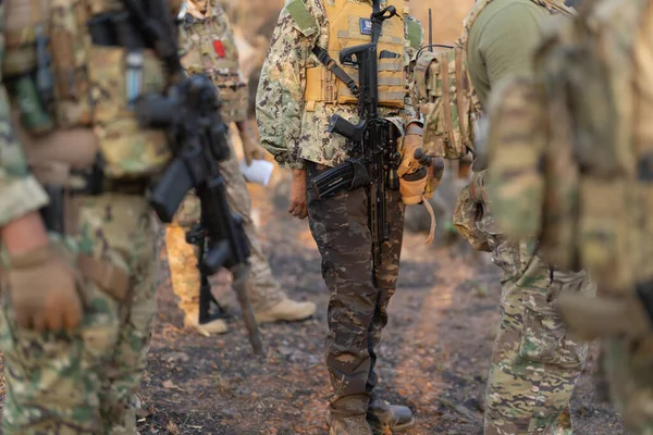 美国陆军海军陆战队的士兵以枪械参加并准备在泰国的眼镜蛇金演习期间对敌人进行战斗训练 战斗部队 — 图库照片