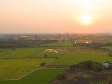 Elektrik üreten havadan görüntü, voltaj kutupları. Elektrik kulesindeki elektrik kabloları ve elektrik teknolojisi, ağ ve endüstrideki kablolar. Jeneratör pilonu. Aktarım ve alt istasyon.