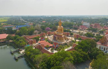 Bangkok yakınlarındaki Sing Buri bölgesinde Wat Muang 'da bulunan dev altın Buda' nın hava manzarası. Şehir merkezi, Tayland..