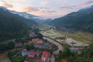 Mu Cang Chai şehrinin taze çeltik pirinçleri, kırsal ve kırsal alanlarda yeşil tarım alanları, Asya 'daki dağ tepeleri vadisi, Vietnam. Doğa manzarası arka planı.