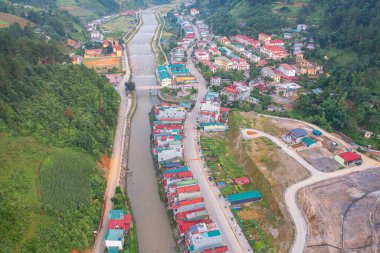 Mu Cang Chai şehrinin taze çeltik pirinçleri, kırsal ve kırsal alanlarda yeşil tarım alanları, Asya 'daki dağ tepeleri vadisi, Vietnam. Doğa manzarası arka planı.