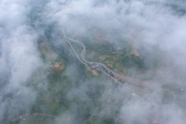 Taze çeltik pirinç teraslarının havadan görünüşü, Mu Cang Chai 'nin kırsal ya da kırsal kesimindeki yeşil tarım alanları, Asya' daki dağ tepeleri vadisi, Vietnam. Doğa manzarası arka planı.