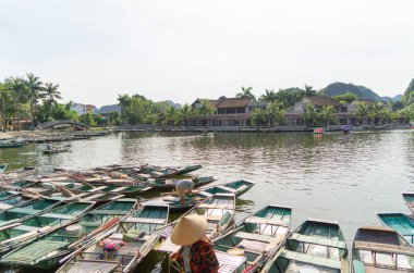 Nin Binh. Gezi ve çevre konseptinde göl veya nehir ile yelken açmak. Vietnam 'da doğa manzarası.