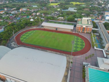 Futbol spor sahasının havadan görünüşü, üniversite ya da üniversite kampüs binaları olan ulusal stadyum. Asya 'daki şehir kasabası. Yeşil saha arenası.