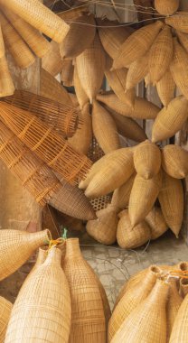 Hanoi, Vietnam 'da sepetli bambu balığı tuzağı örüyorum..