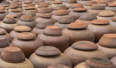 Bahçedeki eski seramik ya da çamur sosu çömlek kavanozları, vazo ya da saksı desenli arka plan. Terracotta