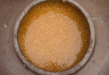 Bahçedeki eski seramik ya da çamur sosu çömlek kavanozları, vazo ya da saksı desenli arka plan. Terracotta