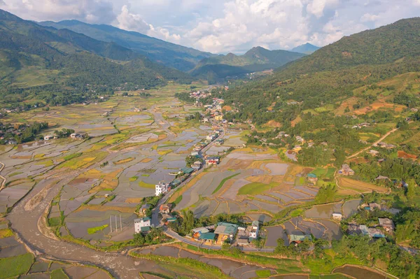 Taze çeltik pirinç teraslarının havadan görünüşü, Mu Cang Chai 'nin kırsal ya da kırsal kesimindeki yeşil tarım alanları, Asya' daki dağ tepeleri vadisi, Vietnam. Doğa manzarası arka planı.