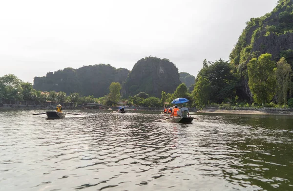 Nin Binh 帆船与湖泊或河流在旅游和环境的概念 越南的自然景观背景 — 图库照片