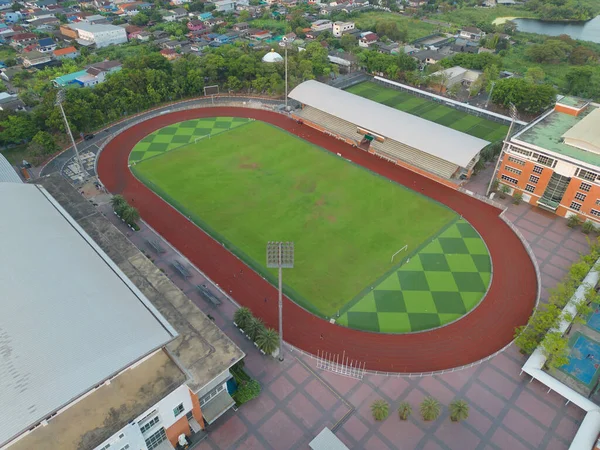 サッカーサッカーのスポーツレクリエーションフィールドグラウンド 大学や大学の学校のキャンパスの建物と国立競技場の空中トップビュー アジアの都市の町 緑のコートアリーナ — ストック写真