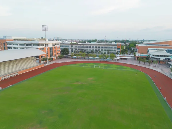 Futbol Spor Sahasının Havadan Görünüşü Üniversite Üniversite Kampüs Binaları Olan — Stok fotoğraf