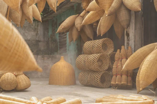 Ткачка Бамбукової Риби Корзиною Ханой Єтнам — стокове фото