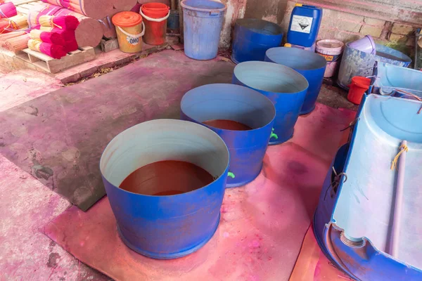 Endüstriyel fabrikada tütsü. Asya ve Vietnam 'da desen dokusu.