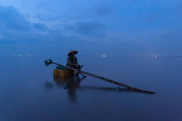Silueta Pescador Vietnamita Sosteniendo Una Red Para Captura Peces Agua —  Fotos de Stock