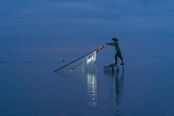 Silhouet Van Vietnamese Visser Met Een Net Voor Het Vangen — Stockfoto