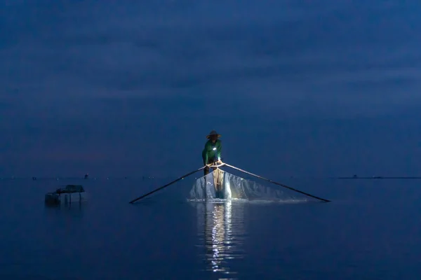 Silhueta Pescador Vietnamita Segurando Uma Rede Para Captura Peixes Água — Fotografia de Stock