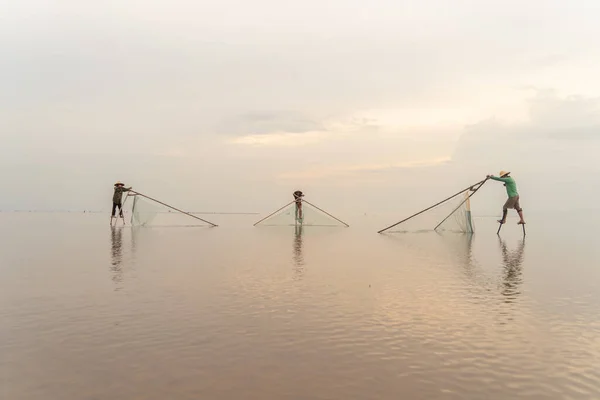 Silueta Vietnamského Rybáře Držícího Síť Pro Lov Sladkovodních Ryb Přírodním — Stock fotografie
