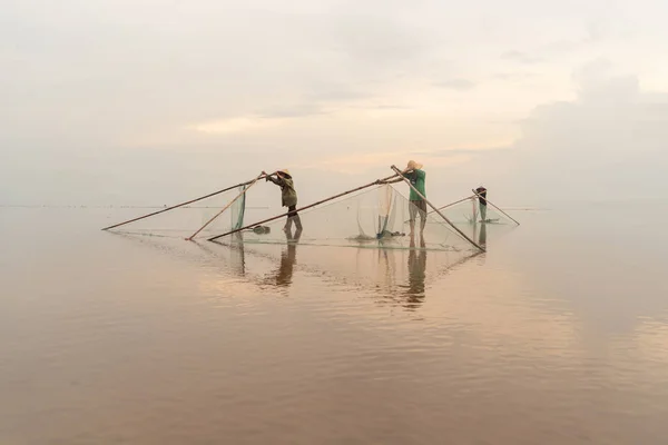 Силует Єтнамського Рибалки Тримає Сітку Ловлі Прісноводних Риб Природному Озері — стокове фото