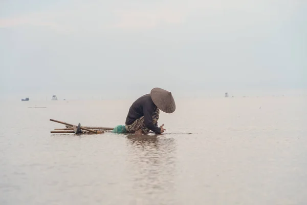 Silueta Vietnamského Rybáře Držícího Síť Pro Lov Sladkovodních Ryb Přírodním — Stock fotografie