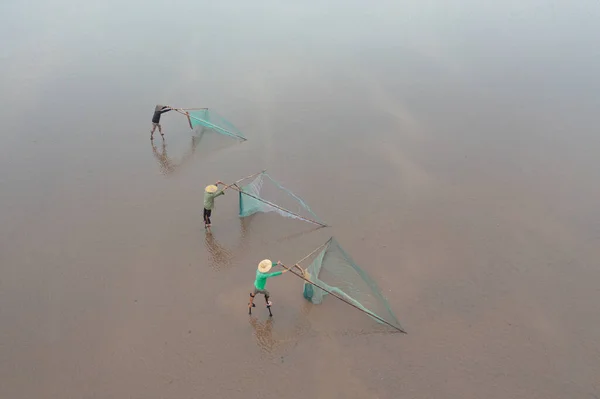 Повітряний Вид Єтнамського Рибалки Тримає Сітку Лову Прісноводних Риб Природному — стокове фото