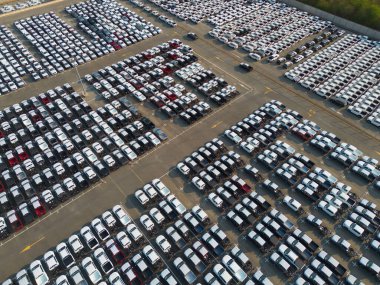 Satılık yeni arabaların park alanlarının hava manzarası stok sırası, dağıtım envanteri ithalat ve ihracat ticareti dünya çapında, otomobil ve otomobil endüstrisi lojistik küresel ulaşım dağıtımı