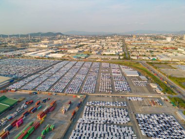 Satılık yeni arabaların park alanlarının hava manzarası stok sırası, dağıtım envanteri ithalat ve ihracat ticareti dünya çapında, otomobil ve otomobil endüstrisi lojistik küresel ulaşım dağıtımı
