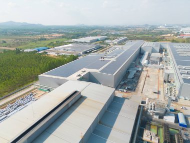 Fabrikanın çatısındaki güneş panelleri ya da güneş pillerinin hava görüntüsü. Enerji santrali, yenilenebilir temiz enerji kaynağı. Sanayide elektrik enerjisi için eko teknoloji.
