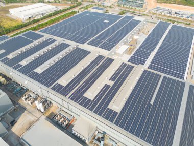 Fabrikanın çatısındaki güneş panelleri ya da güneş pillerinin hava görüntüsü. Enerji santrali, yenilenebilir temiz enerji kaynağı. Sanayide elektrik enerjisi için eko teknoloji.