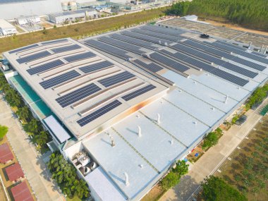 Fabrikanın çatısındaki güneş panelleri ya da güneş pillerinin hava görüntüsü. Enerji santrali, yenilenebilir temiz enerji kaynağı. Sanayide elektrik enerjisi için eko teknoloji.