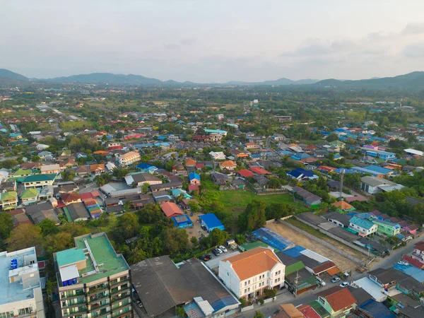 自然の森の木々と住宅街の屋根の空中ビュー 上から都市住宅開発 最上階だ タイのバンコク市に不動産 地方不動産 — ストック写真