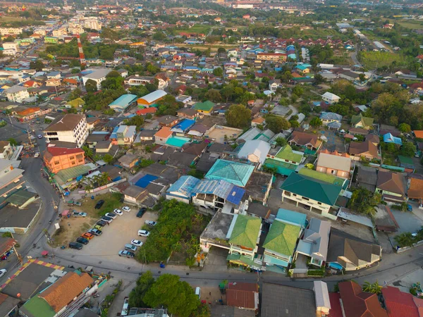 Luftaufnahme Der Dächer Von Wohnvierteln Mit Natürlichen Waldbäumen Stadtentwicklung Von — Stockfoto