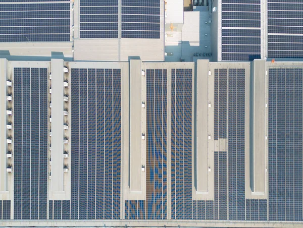 Widok Powietrza Paneli Słonecznych Lub Ogniw Słonecznych Dachu Budynku Fabryki — Zdjęcie stockowe