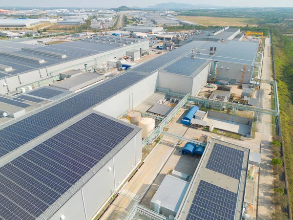 Widok Powietrza Paneli Słonecznych Lub Ogniw Słonecznych Dachu Budynku Fabryki — Zdjęcie stockowe
