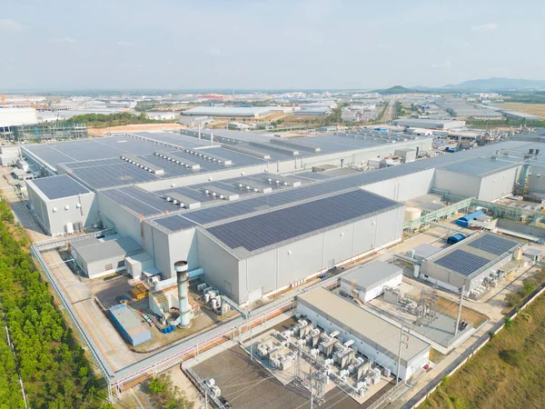 Luftaufnahme Von Sonnenkollektoren Oder Solarzellen Auf Dem Dach Eines Fabrikgebäudes — Stockfoto