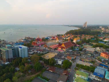 Chonburi limanı, Pattaya denizi, yaz mevsiminde Tayland plajı, seyahat için mavi gökyüzü olan şehir. Chon buri silueti.