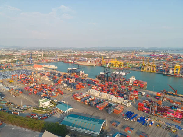 都市の輸出と輸入ビジネスと物流国際商品のコンテナ貨物船の空中ビュー タイのバンコク港でクレーンで港への出荷 — ストック写真