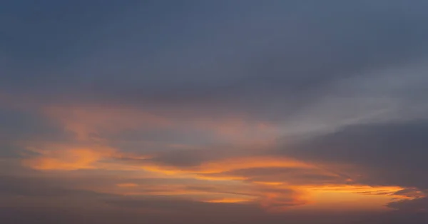 Auringonlaskun Taivas Abstrakti Luontotausta Dramaattinen Sininen Oranssi Värikäs Pilvet Hämärässä — kuvapankkivalokuva