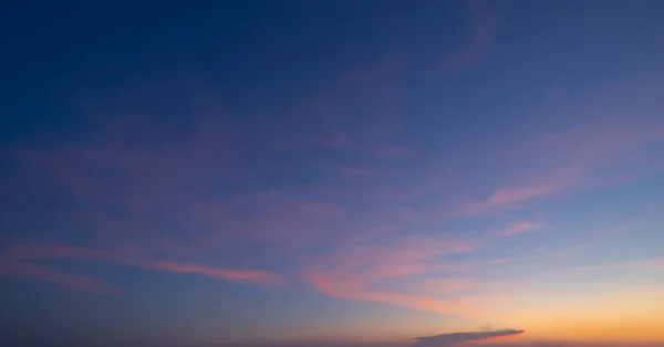 Cielo Tramonto Sfondo Astratto Della Natura Drammatico Blu Con Nuvole — Foto Stock