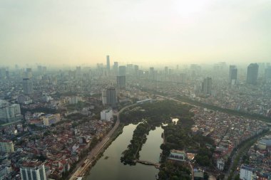 Hanoi şehir merkezinin havadan görüntüsü Skyline, Vietnam. Finansal bölge ve Asya 'nın akıllı kentsel kentindeki iş merkezleri. Gökdelen ve yüksek binalar.