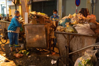 Çevresel kirlilikteki şehir kasabasında farklı türde çöp yığını, plastik torbalar ve çöp yığını. Kentsel şehir, Hanoi, Vietnam 'da atık alanı