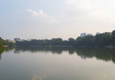 Hanoi 'nin yansıması. Skyline, Vietnam, göl ve nehir. Finansal bölge ve Asya 'nın akıllı kentsel kentindeki iş merkezleri. Gökdelen ve yüksek binalar.