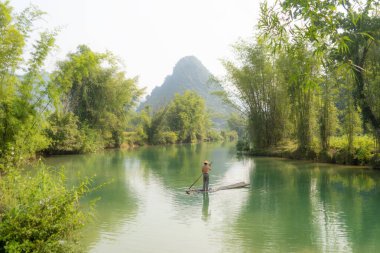 Pirinç terasları olan bir balıkçı, Cao Bang 'in kırsal ya da kırsal kesimlerinde yeşil tarım arazileri olan bir balıkçı, Asya' da, Vietnam 'da, Çin sınırında dağ tepeleri vadisi. Doğa manzarası. İnsanlar