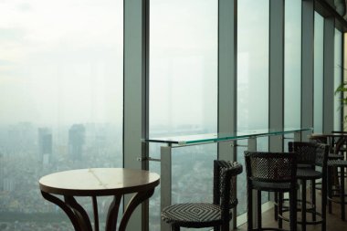 Gökyüzü barı, restoran ya da kafe terası, otelin çatısında yemek masası, şehir merkezi, şehir merkezi, Vietnam 'da şehir manzaralı yüksek katlı mimari bina..