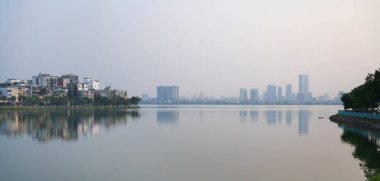 Hanoi 'nin yansıması. Skyline, Vietnam, göl ve nehir. Finansal bölge ve Asya 'nın akıllı kentsel kentindeki iş merkezleri. Gökdelen ve yüksek binalar.