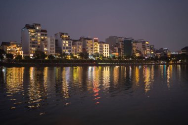 Hanoi 'nin yansıması. Skyline, Vietnam, göl ve nehir. Finansal bölge ve Asya 'nın akıllı kentsel kentindeki iş merkezleri. Gökdelen ve yüksek binalar.