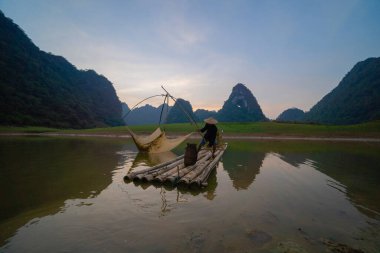 Pirinç terasları olan bir balıkçı, Cao Bang 'in kırsal ya da kırsal kesimlerinde yeşil tarım arazileri olan bir balıkçı, Asya' da, Vietnam 'da, Çin sınırında dağ tepeleri vadisi. Doğa manzarası. İnsanlar