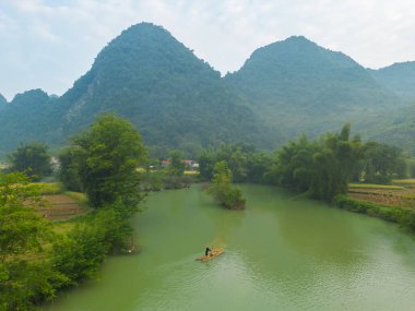 Balıkçıların pirinç terasları, Cao Bang 'in kırsal ya da kırsal kesimindeki yeşil tarım alanları, Asya' daki dağ tepeleri vadisi, Vietnam, Çin sınırı. Doğa manzarası. İnsanlar