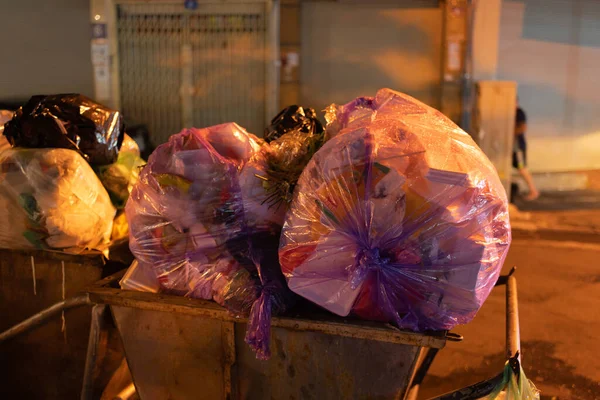Montón Diferentes Tipos Gran Pila Basura Bolsas Plástico Basura Ciudad —  Fotos de Stock